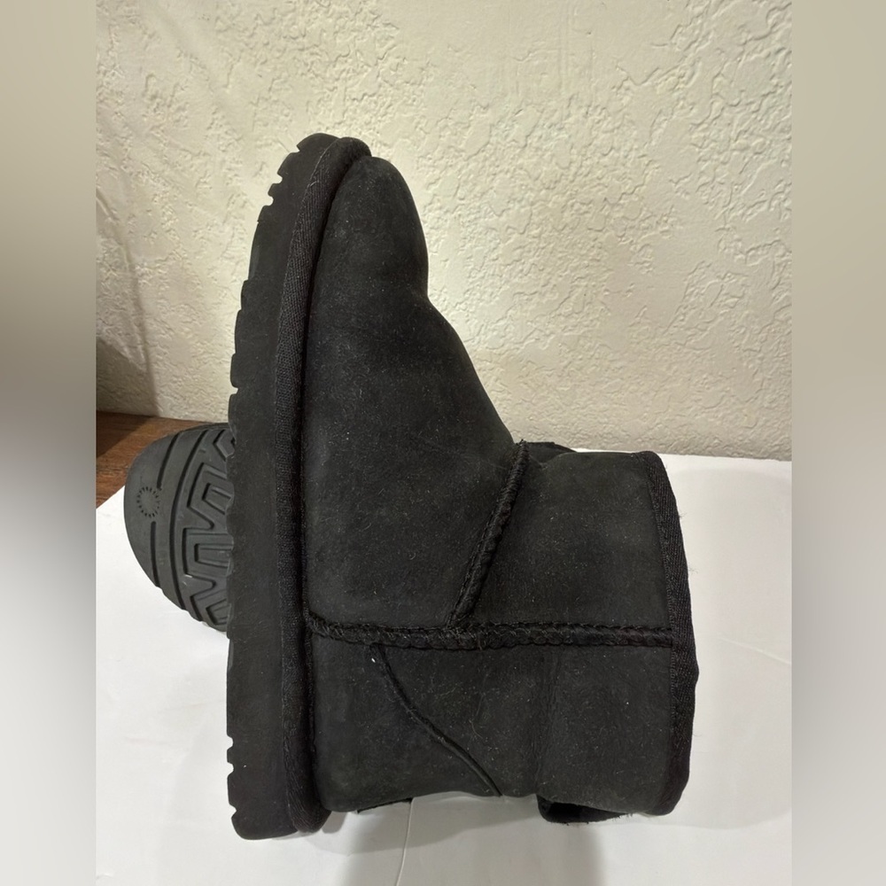 UGG Women's Classic II Mini Boots size 5